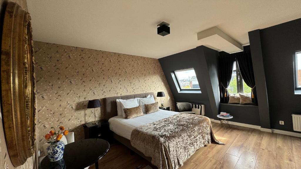 un dormitorio con una cama en una habitación en Canal House The Tannery Amsterdam, en Ámsterdam