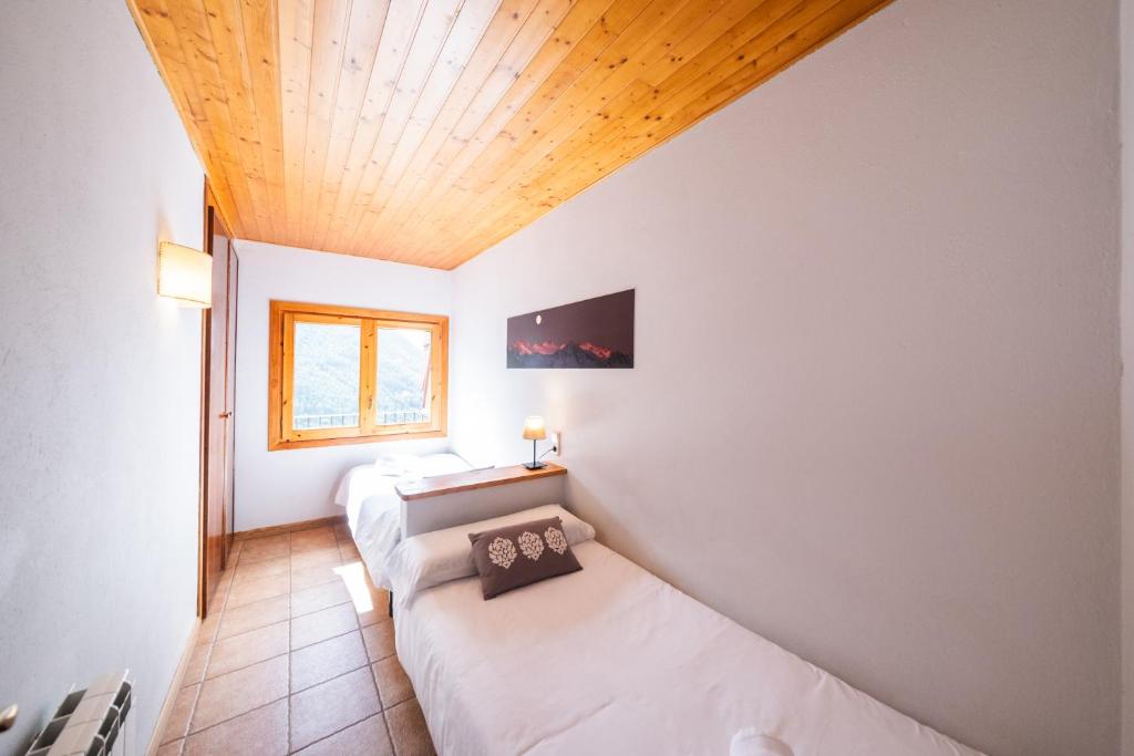 Postel nebo postele na pokoji v ubytování Apartaments Ca de Badia
