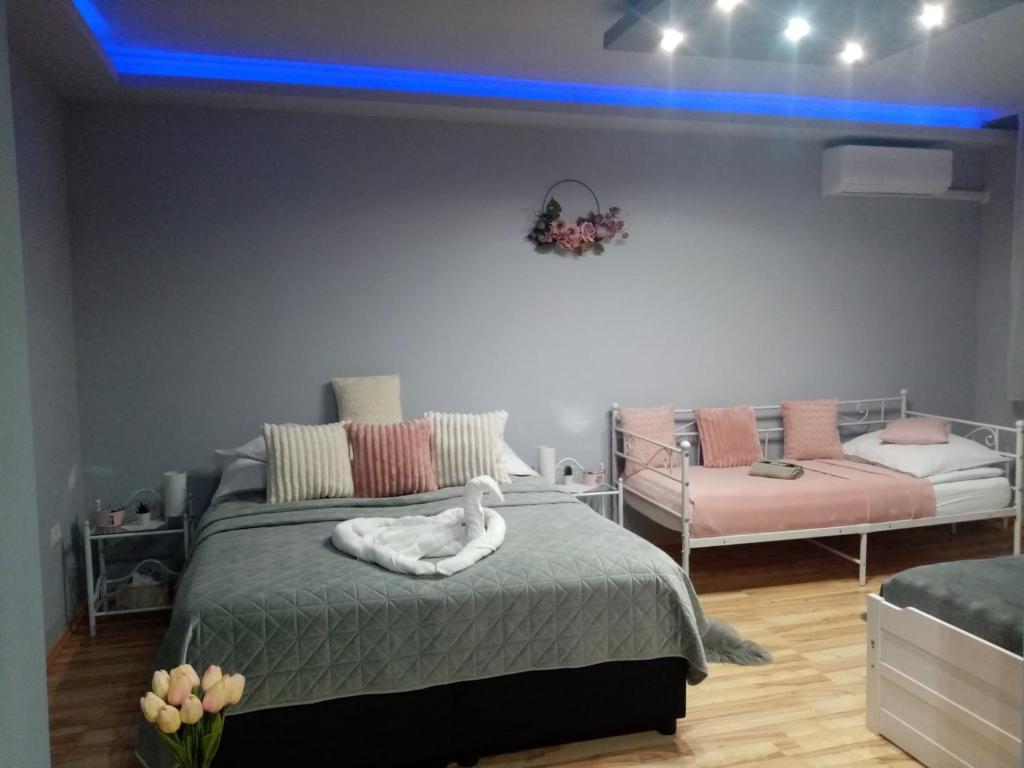sypialnia z łóżkiem z łabędziem w obiekcie Sára Apartman Nyíregyháza w Nyíregyházie