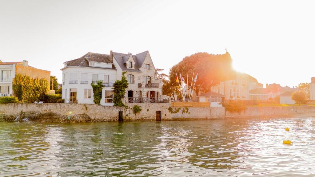 une maison assise sur le bord d'une rivière dans l'établissement Ker Gonan l Villa Vue Mer & Accès Plage l Le Pouliguen, au Pouliguen
