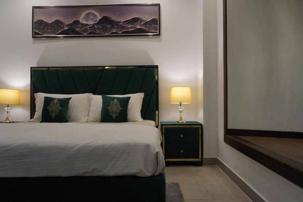 Postel nebo postele na pokoji v ubytování Premier Apartment In DHA Phase 5 Pentasquare