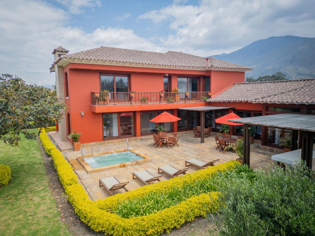 una casa con piscina y patio en Casa Santa Fe De La Villa, en Villa de Leyva