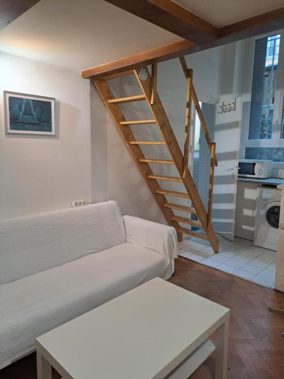 - un salon avec un canapé blanc et un escalier dans l'établissement Dominik, à Villejuif