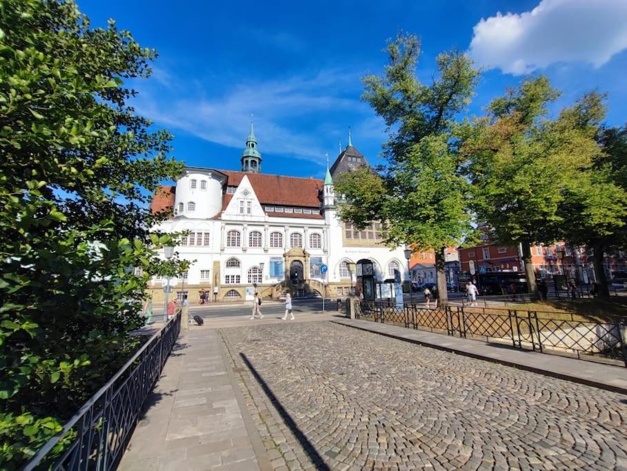 a large white building with a red roof at Hehlentor-City Gäste Wohnung in Celle