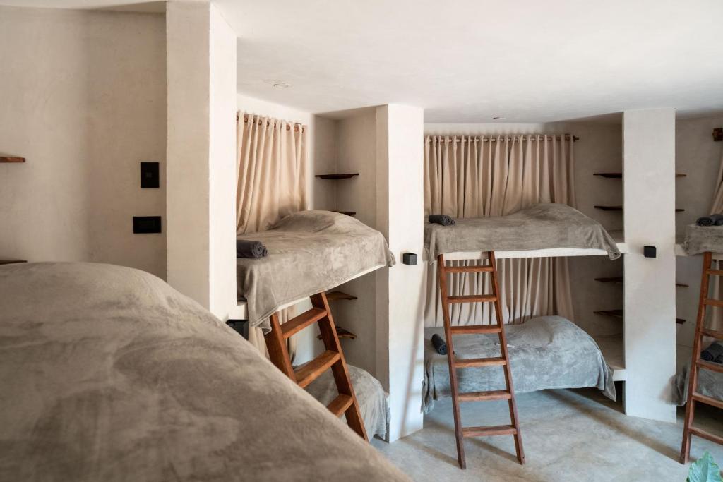 Postel nebo postele na pokoji v ubytování Leisy's Garden Hostel & Rooms