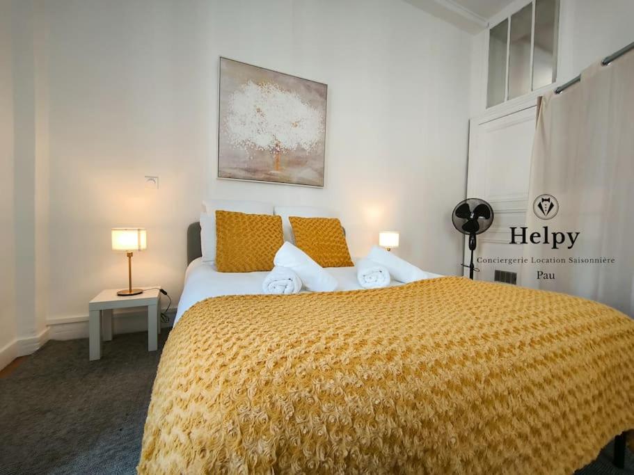 a bedroom with a large bed with a yellow blanket at Bel Appt-Quartier des halles-2 Pers-Animal accepté in Pau