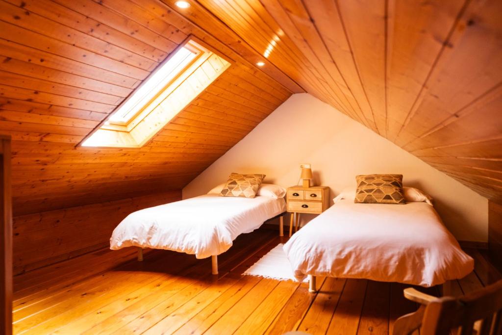 Postel nebo postele na pokoji v ubytování Apartaments Ca de Badia