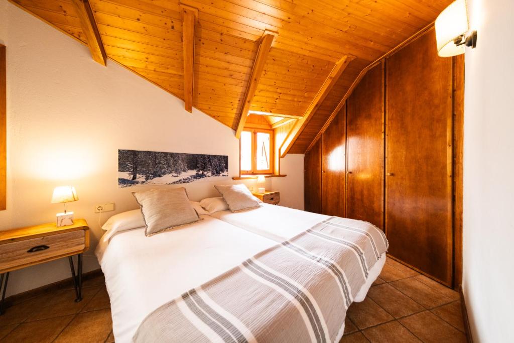 Postel nebo postele na pokoji v ubytování Apartaments Ca de Badia
