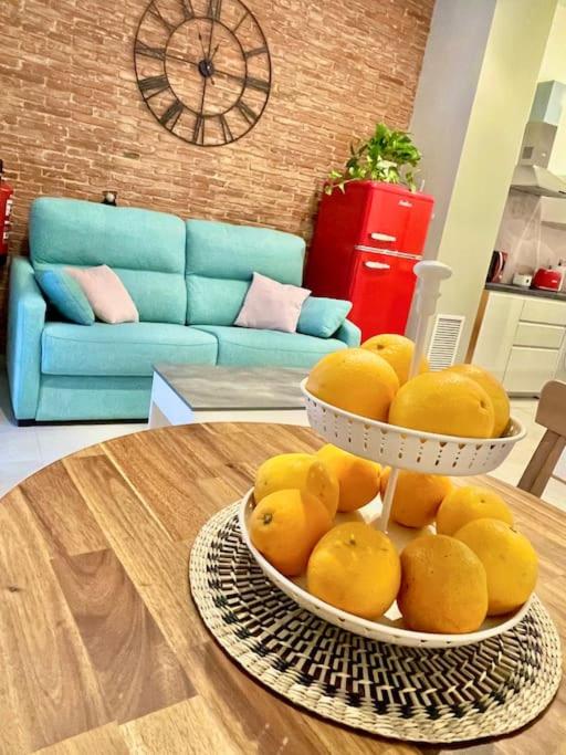 Hotel Céntrico, coqueto y vintage, two bowls of lemons on a table in a living room at Céntrico, coqueto y vintage in Valencia