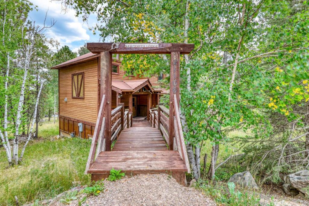 Vườn quanh Sawtooth Lodge - Pool access!