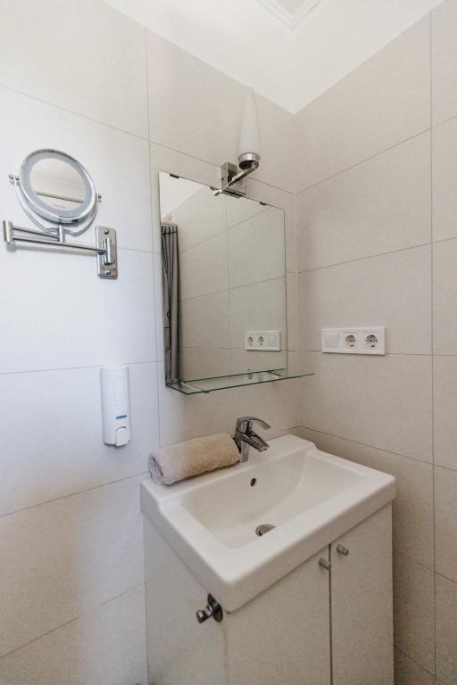 Füzeskerti Apartmanház - Apartment With Terrace