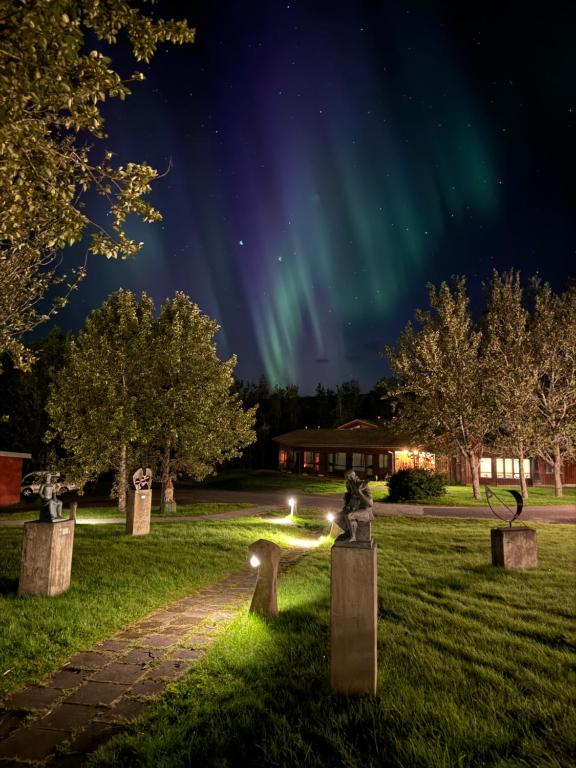 Garður fyrir utan Solheimar Eco-Village Guesthouse