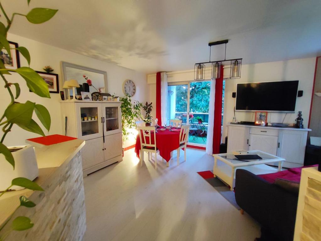 un salon avec un canapé et une table dans l'établissement Horizon, à Vannes