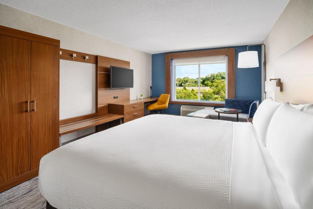 Postel nebo postele na pokoji v ubytování Holiday Inn Express Irondequoit by IHG