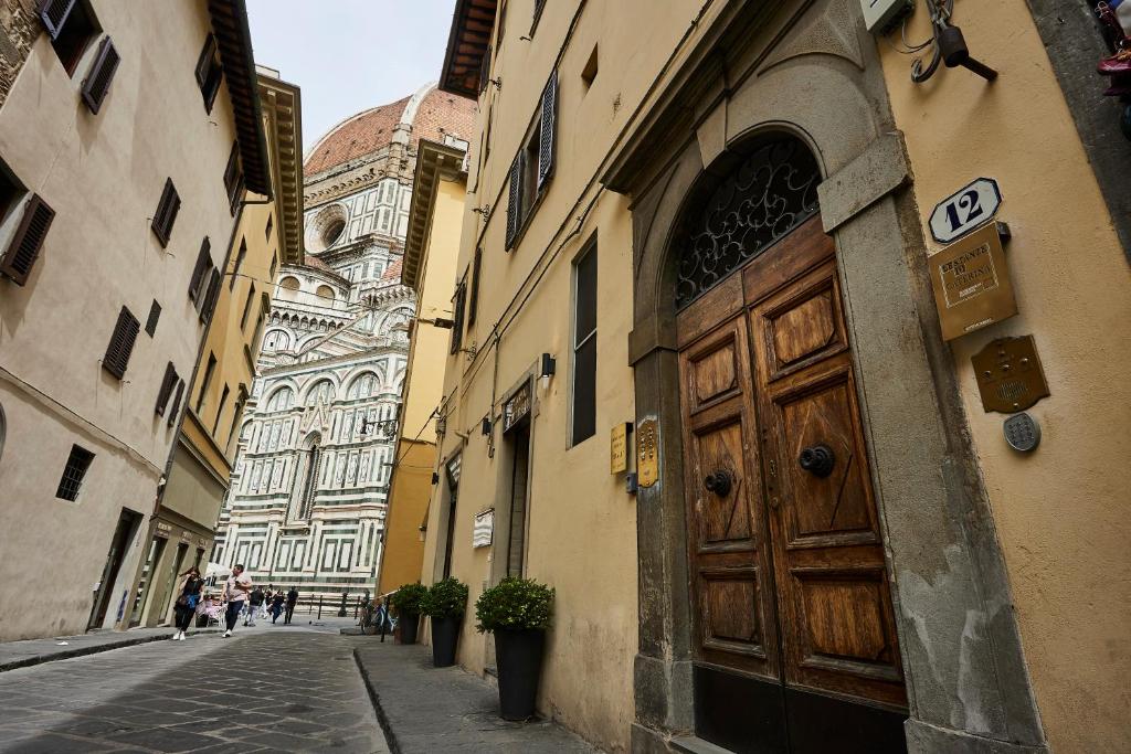 alejka z dużymi drewnianymi drzwiami na budynku w obiekcie Le stanze di caterina we Florencji