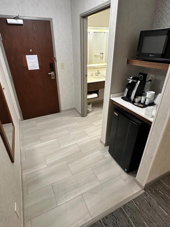 Kuchyň nebo kuchyňský kout v ubytování Holiday Inn Express Irondequoit by IHG