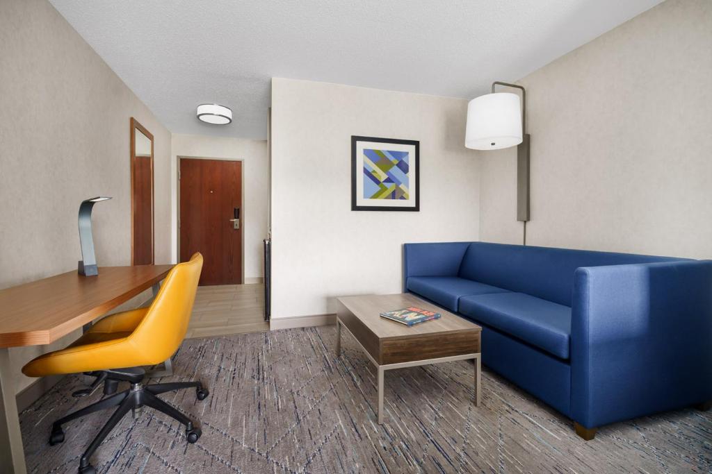 Posezení v ubytování Holiday Inn Express Irondequoit by IHG