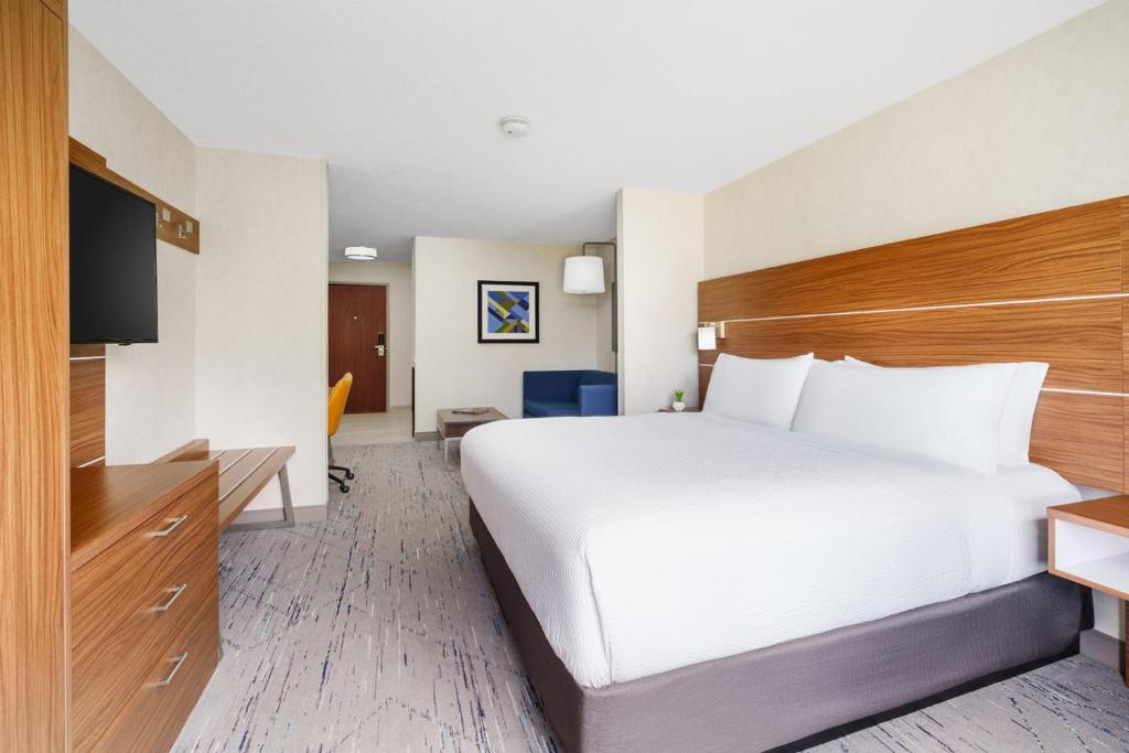Postel nebo postele na pokoji v ubytování Holiday Inn Express Irondequoit by IHG