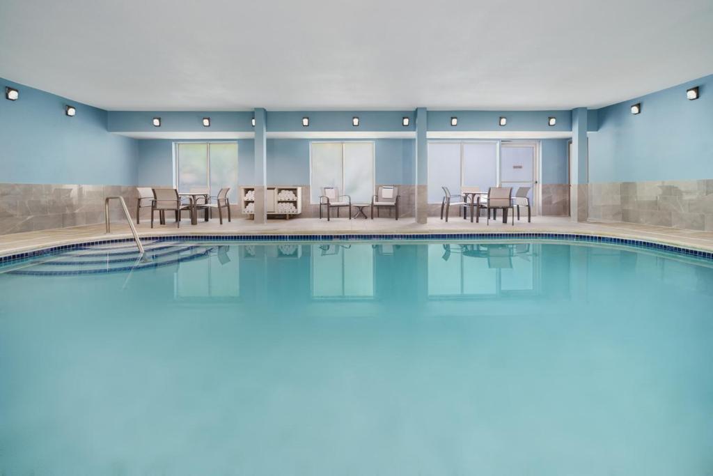Bazén v ubytování Holiday Inn Express Irondequoit by IHG nebo v jeho okolí