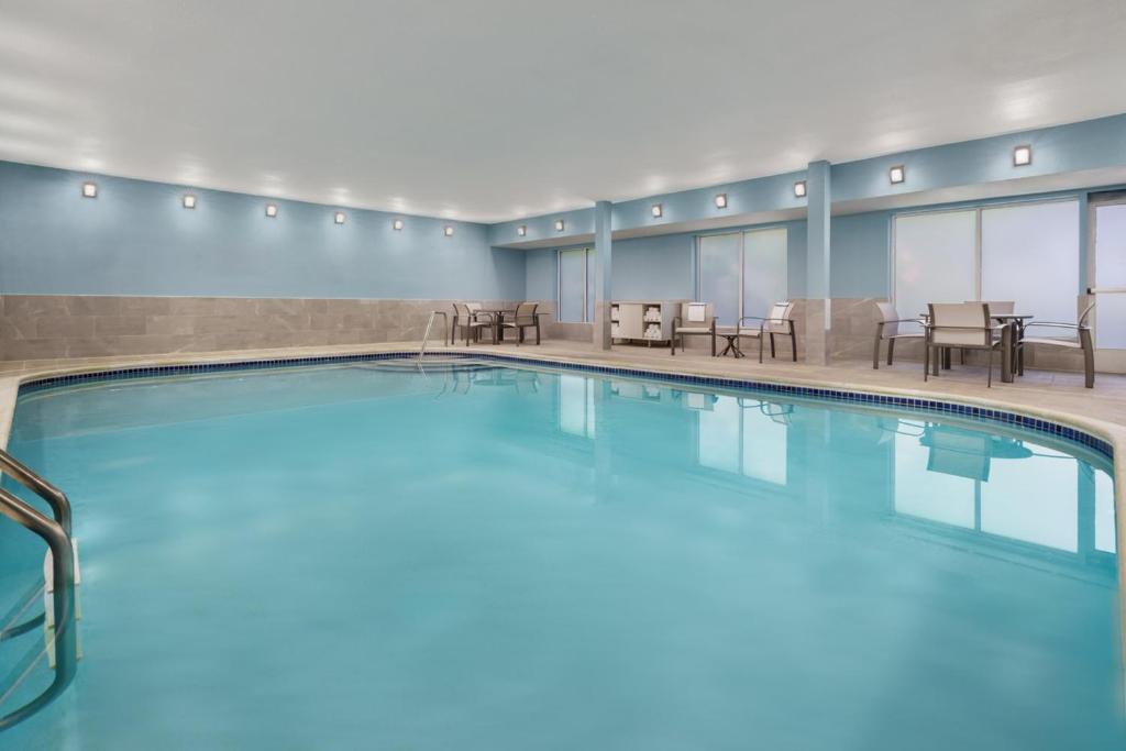 Bazén v ubytování Holiday Inn Express Irondequoit by IHG nebo v jeho okolí