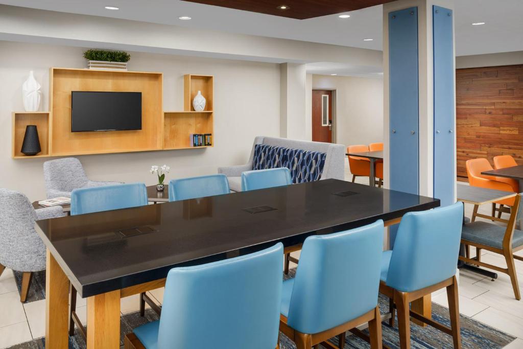 TV a/nebo společenská místnost v ubytování Holiday Inn Express Irondequoit by IHG