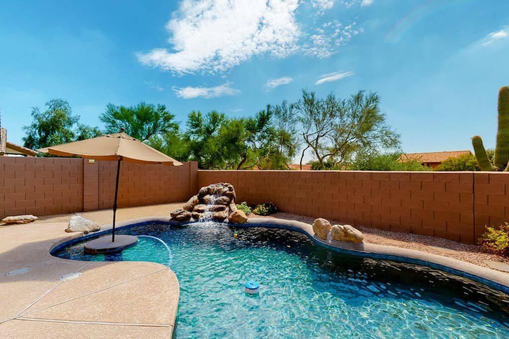 ケーブ・クリークにあるDesert Paradise in Totem Ranchの裏庭の傘付きスイミングプール