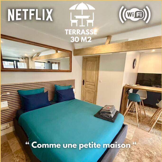 - une chambre avec un lit bleu dans l'établissement Tiny house au cœur de la petite Rome Française, à Nîmes