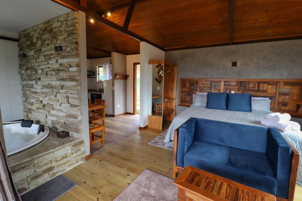 ヴィスコンデ・デ・マウアーにあるCaju da Barra chaléのベッドルーム1室(ベッド1台付)、