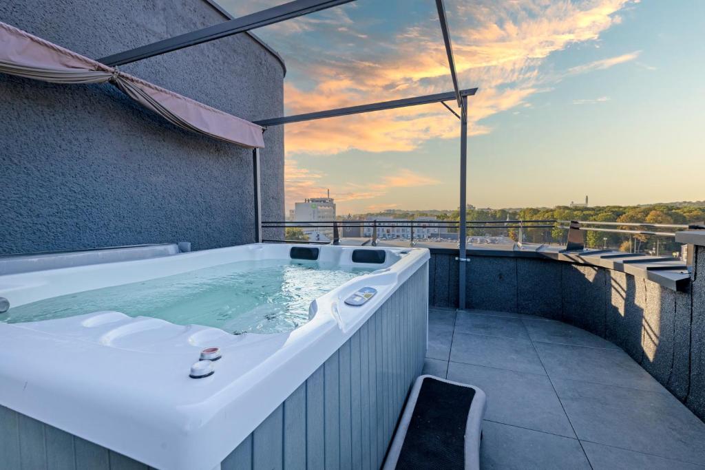 Balkón nebo terasa v ubytování Apartments in Kaunas city centre with Jacuzzi bath