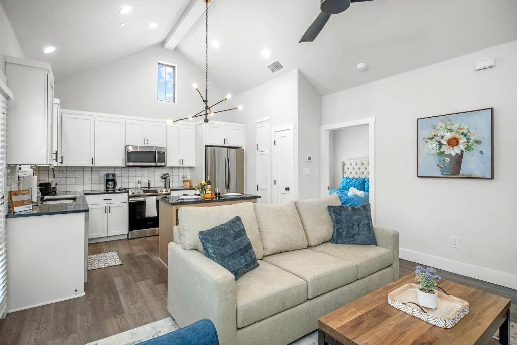 ein Wohnzimmer mit Couch und Küche in der Unterkunft Eagle's Villa - Hot Tub 5 Min to Main in Fredericksburg