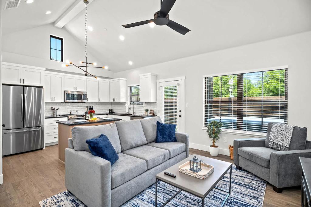 un salon avec un canapé et une cuisine dans l'établissement Eagle's Hub - Hot Tub 5 Min to Main, à Fredericksburg