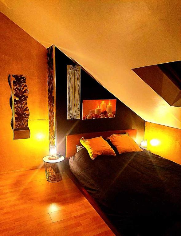 une chambre avec un lit dans une pièce dans l'établissement Le Paradis de Sophie, au Havre