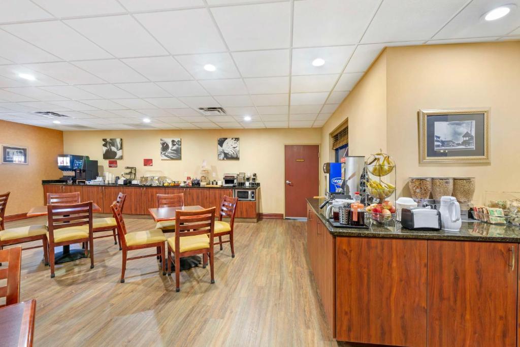 Příslušenství pro přípravu čaje a kávy v ubytování Best Western PLUS Victor Inn & Suites