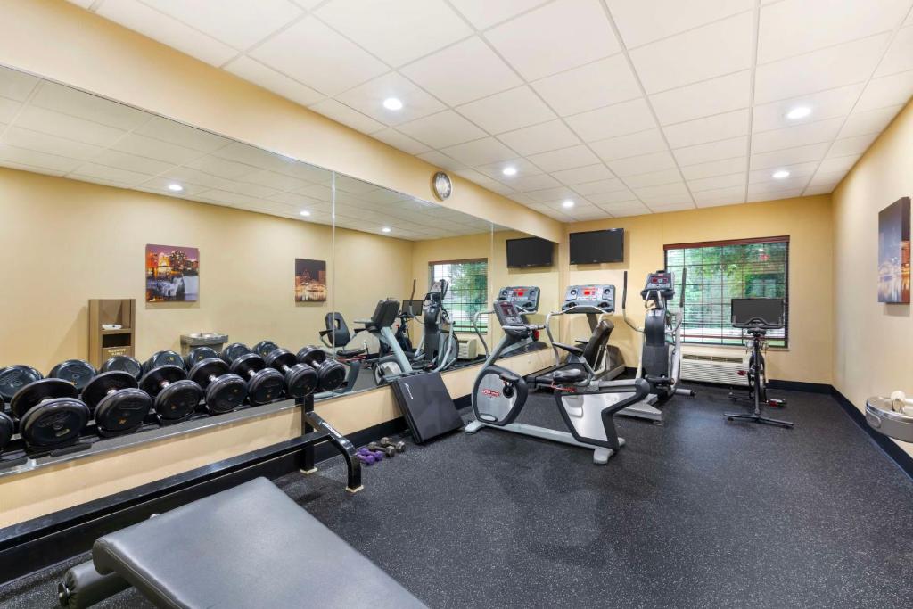 Fitness centrum a/nebo fitness zařízení v ubytování Best Western PLUS Victor Inn & Suites