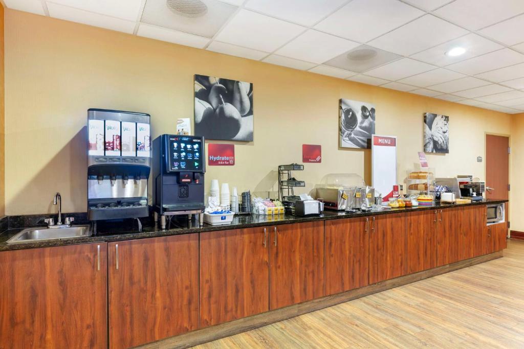 Příslušenství pro přípravu čaje a kávy v ubytování Best Western PLUS Victor Inn & Suites