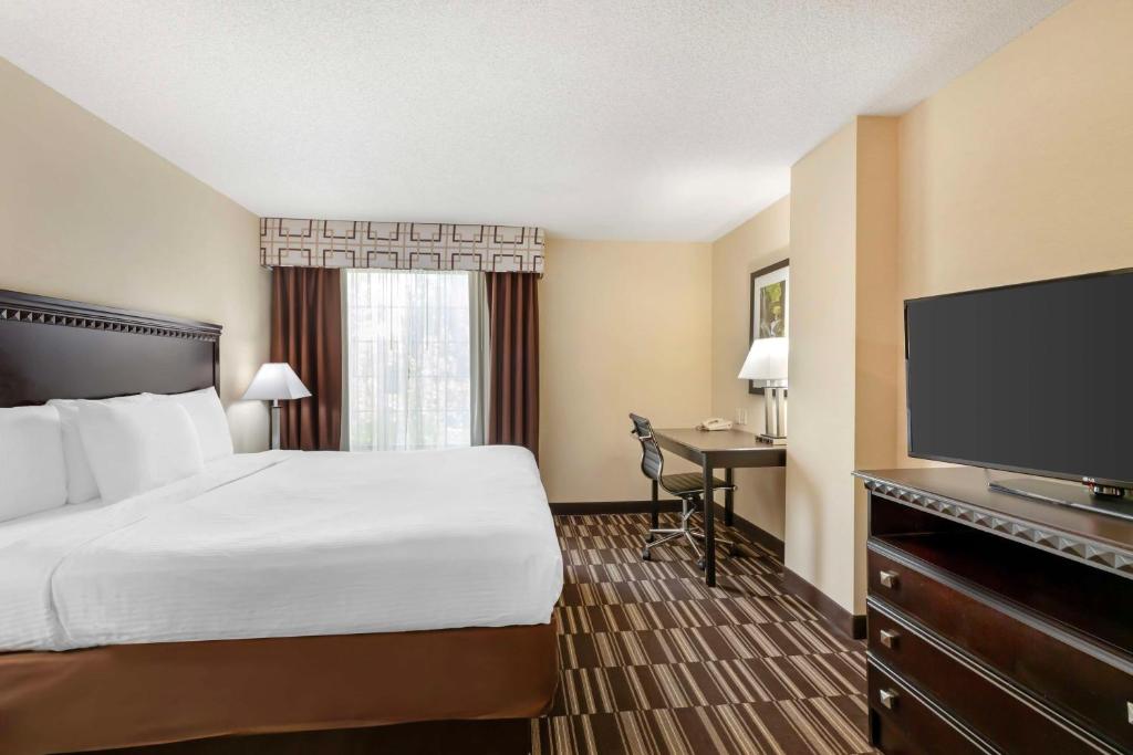 TV a/nebo společenská místnost v ubytování Best Western PLUS Victor Inn & Suites