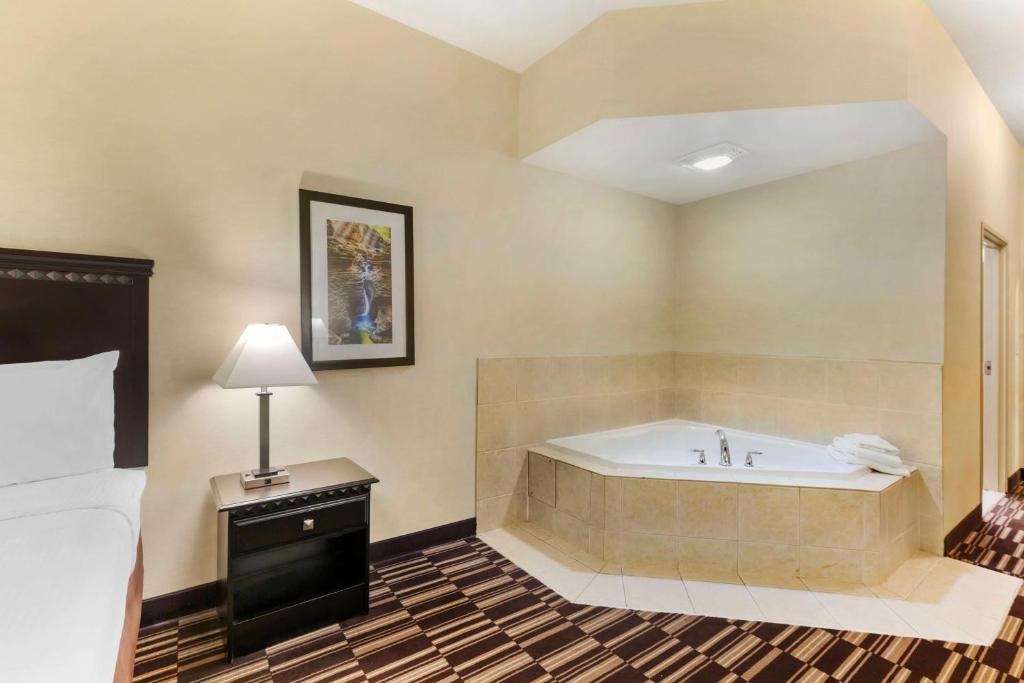 Postel nebo postele na pokoji v ubytování Best Western PLUS Victor Inn & Suites