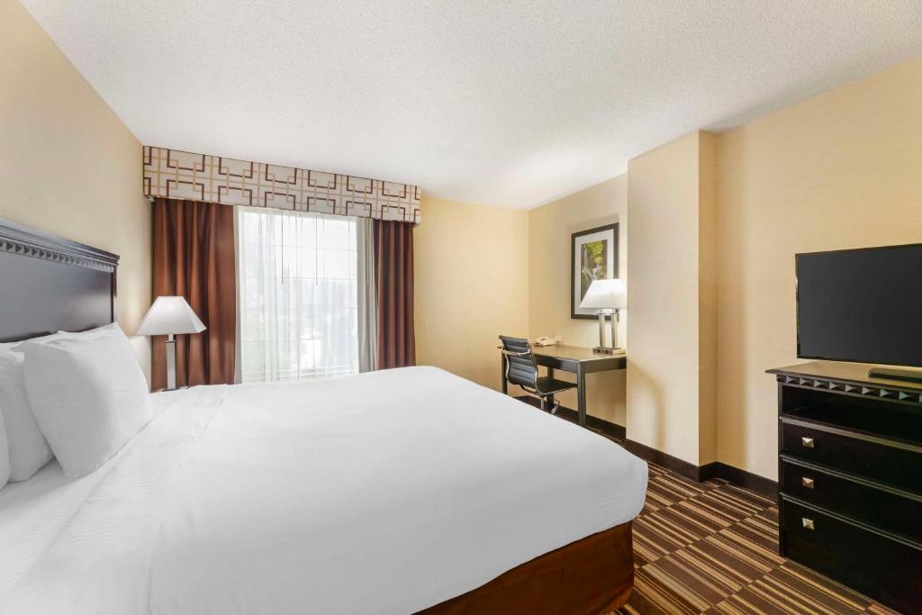 Postel nebo postele na pokoji v ubytování Best Western PLUS Victor Inn & Suites
