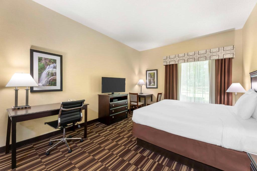 Postel nebo postele na pokoji v ubytování Best Western PLUS Victor Inn & Suites