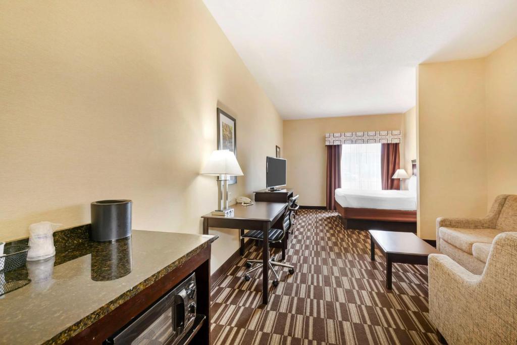 Postel nebo postele na pokoji v ubytování Best Western PLUS Victor Inn & Suites
