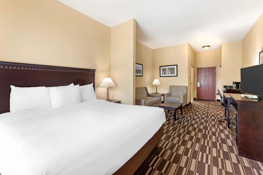 Postel nebo postele na pokoji v ubytování Best Western PLUS Victor Inn & Suites