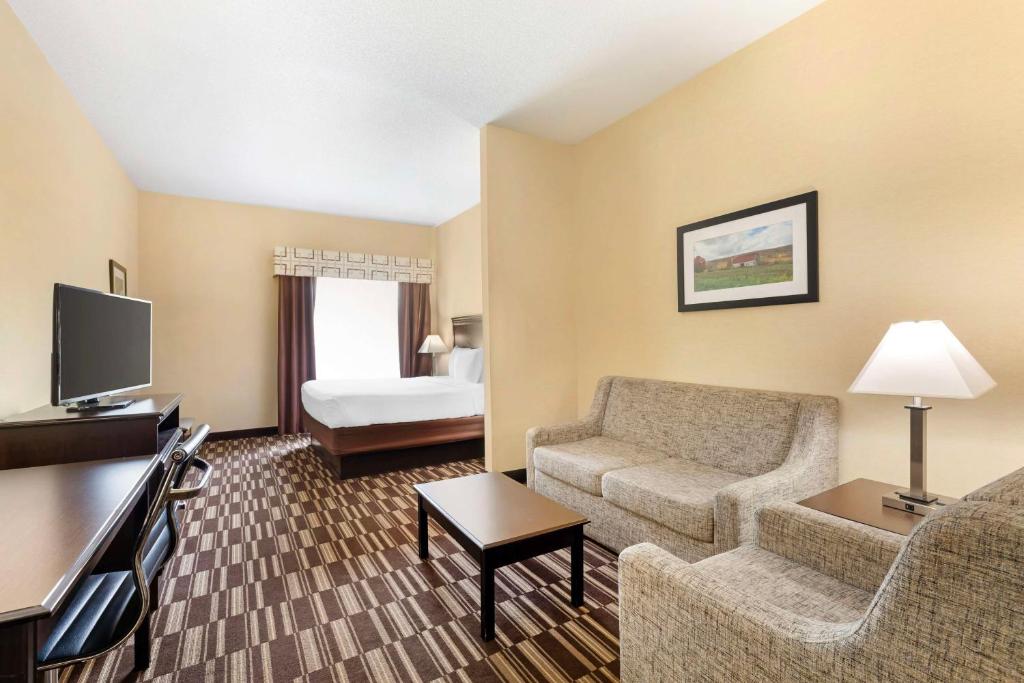 TV a/nebo společenská místnost v ubytování Best Western PLUS Victor Inn & Suites