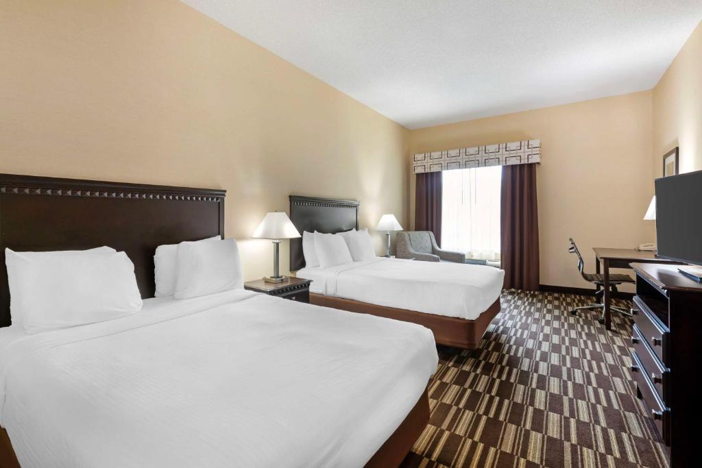 Postel nebo postele na pokoji v ubytování Best Western PLUS Victor Inn & Suites