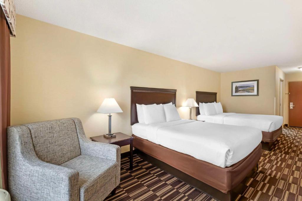 Postel nebo postele na pokoji v ubytování Best Western PLUS Victor Inn & Suites
