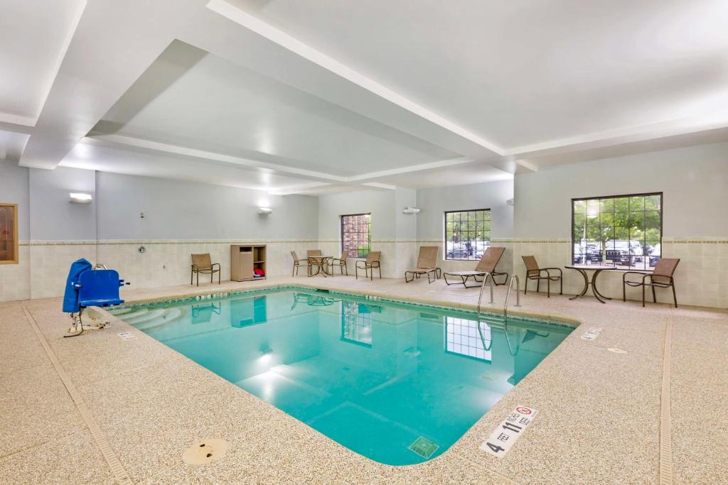 Bazén v ubytování Best Western PLUS Victor Inn & Suites nebo v jeho okolí