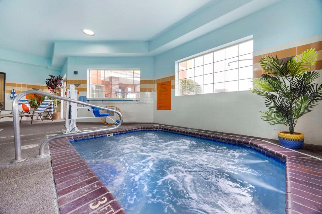 Bazén v ubytování Best Western Plus Northwind Inn & Suites nebo v jeho okolí