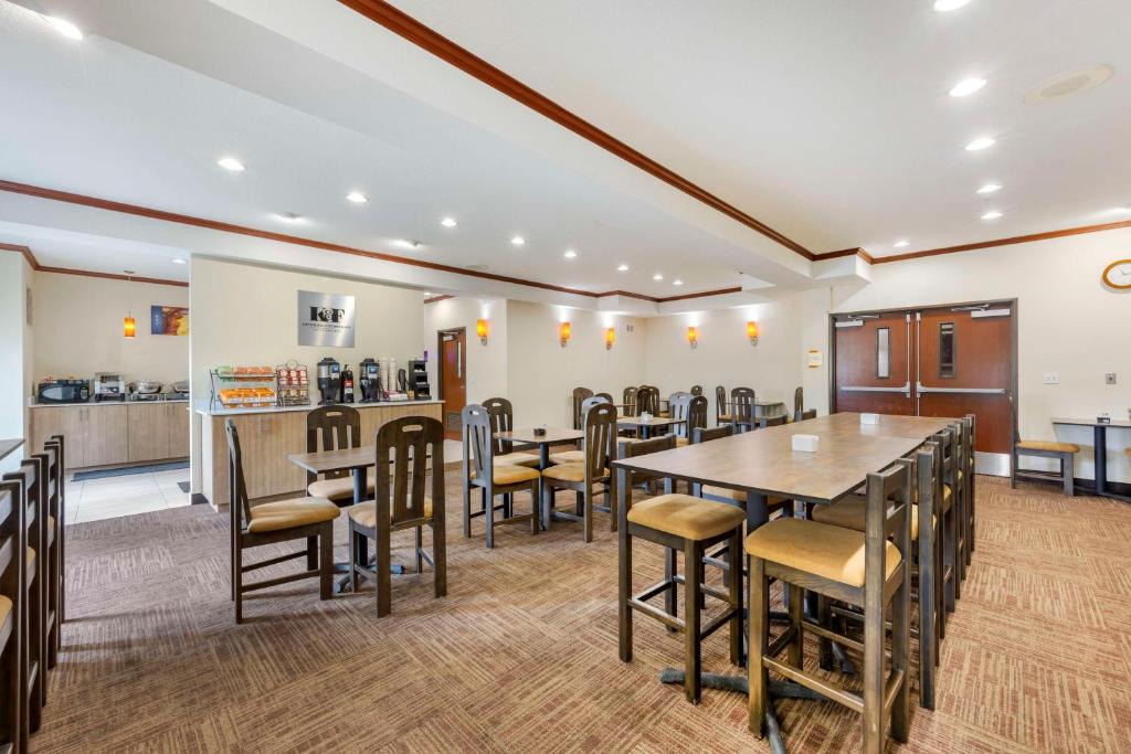 Kuchyň nebo kuchyňský kout v ubytování Best Western Plus Northwind Inn & Suites