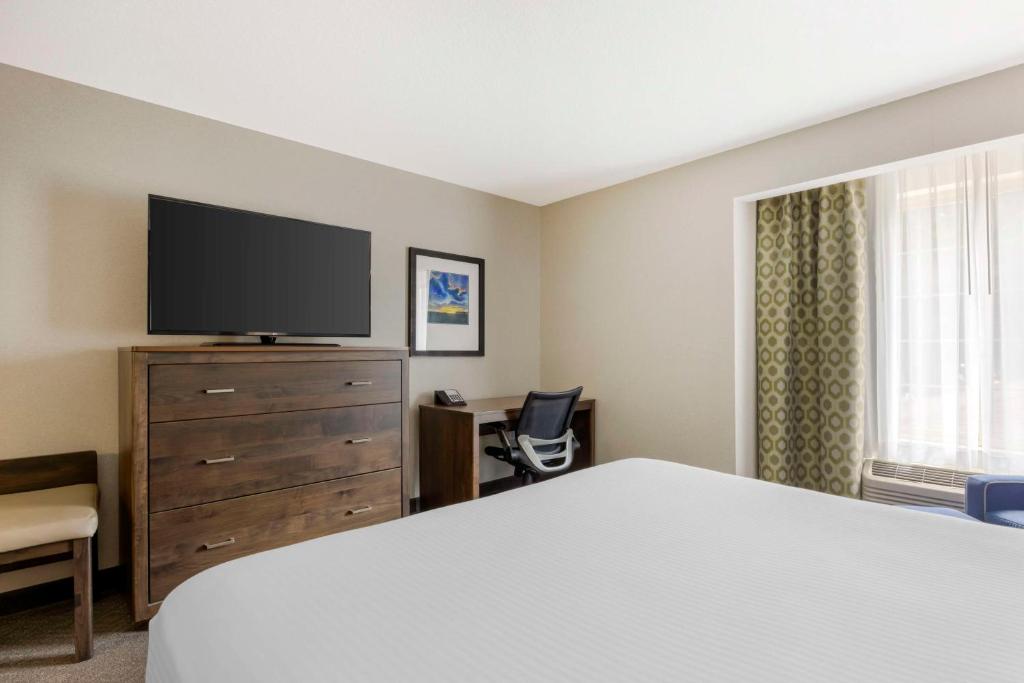 TV a/nebo společenská místnost v ubytování Best Western Plus Northwind Inn & Suites