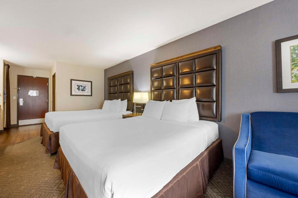 Postel nebo postele na pokoji v ubytování Best Western Plus Northwind Inn & Suites