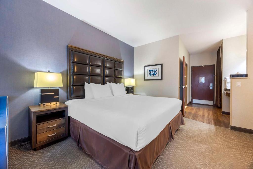 Postel nebo postele na pokoji v ubytování Best Western Plus Northwind Inn & Suites